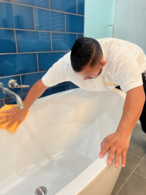 Award winning and best house cleaning company in Dallas cleaning a tub