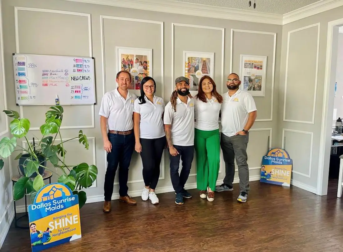 Equipo de Dallas Sunrise Maids trabajando en limpieza de casas en Plano, TX.
